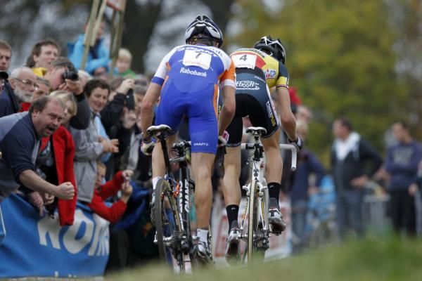 Bart Aernouts (Rabobank-Giant) and Belgian champion Niels Albert (BKCP-Powerplus) chase the lead group..