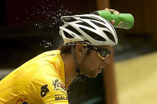 Michael Matthews (Team Jayco-Skins) cools down