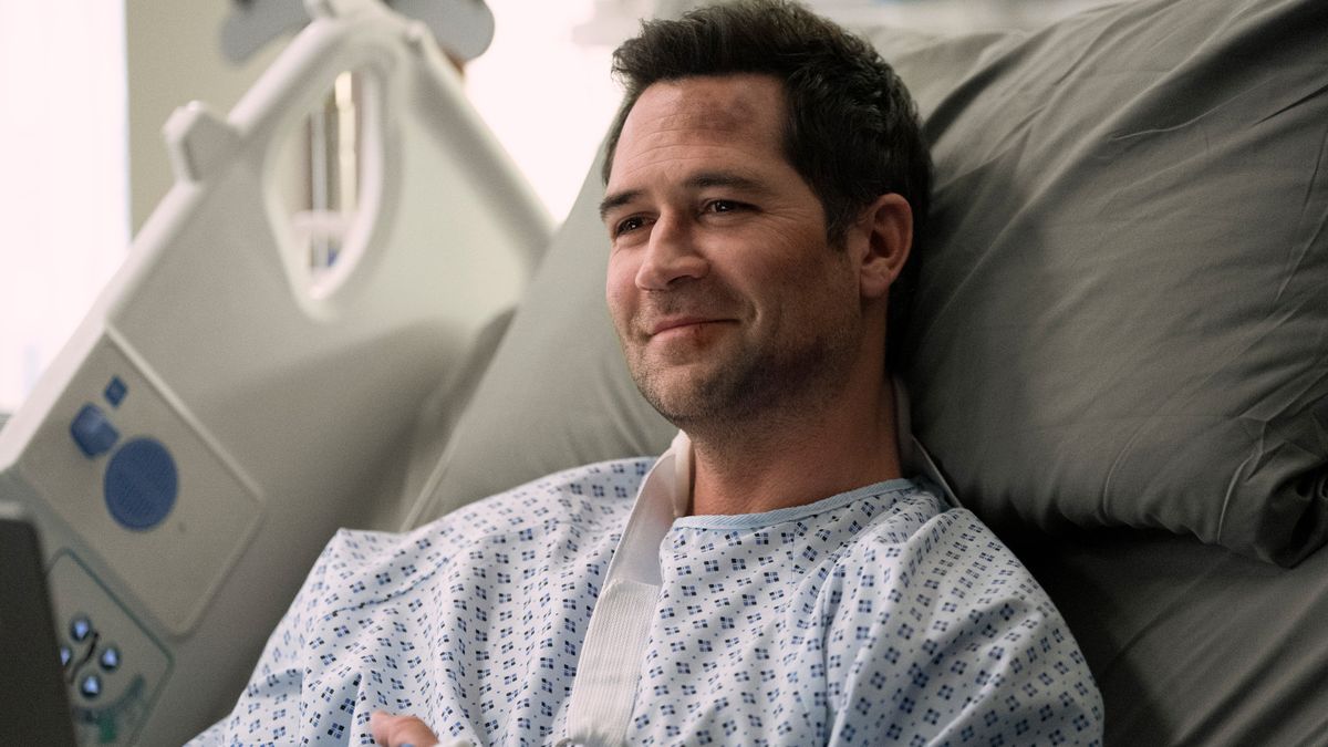 Manuel Garcia-Rulfo as Mickey laying in a hospital bed in The Lincoln Lawyer season 2 episode 6