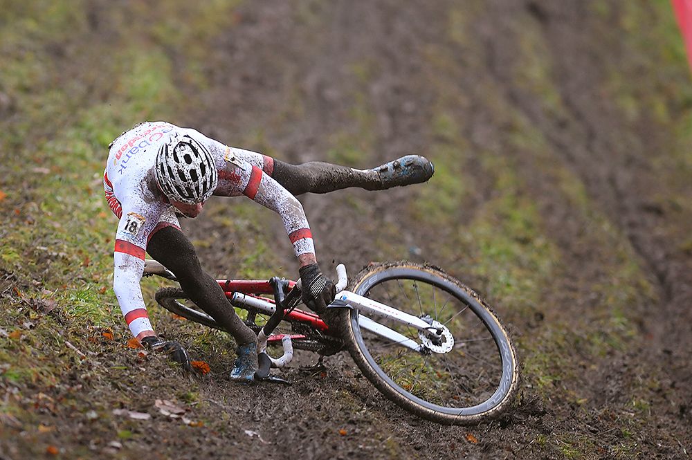 Mathieu van der Poel crashes in Namur