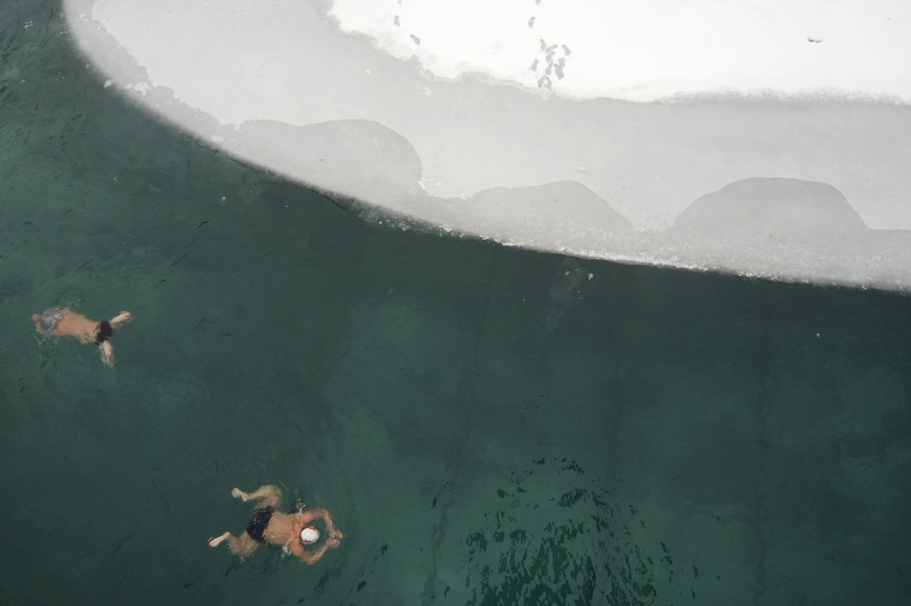 Winter swimmers swim in a partially ice-covered swimming pool in Changzhi, Shanxi province, January 16, 2008.