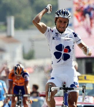 Sandy Casar wins the 18th stage of the 2007 Tour de France ahead of Michael Boogerd.