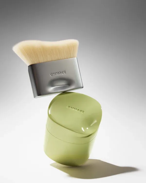 Ommage foundation and brush