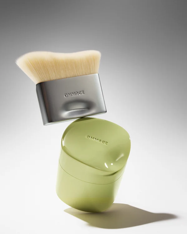 Ommage foundation and brush