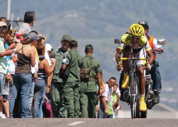 John Navas (Cauchos Guayana Gob Carabobo) attacks the peloton.
