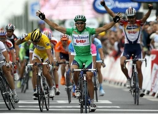 Robbie McEwen (Davitamon-Lotto) does it for the third time