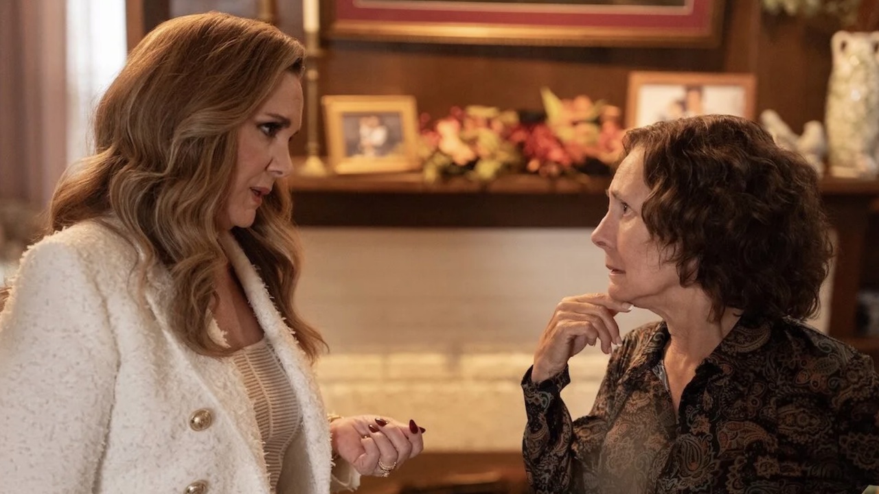 Elizabeth Perkins and Laurie Metcalf talking in Big Mistakes