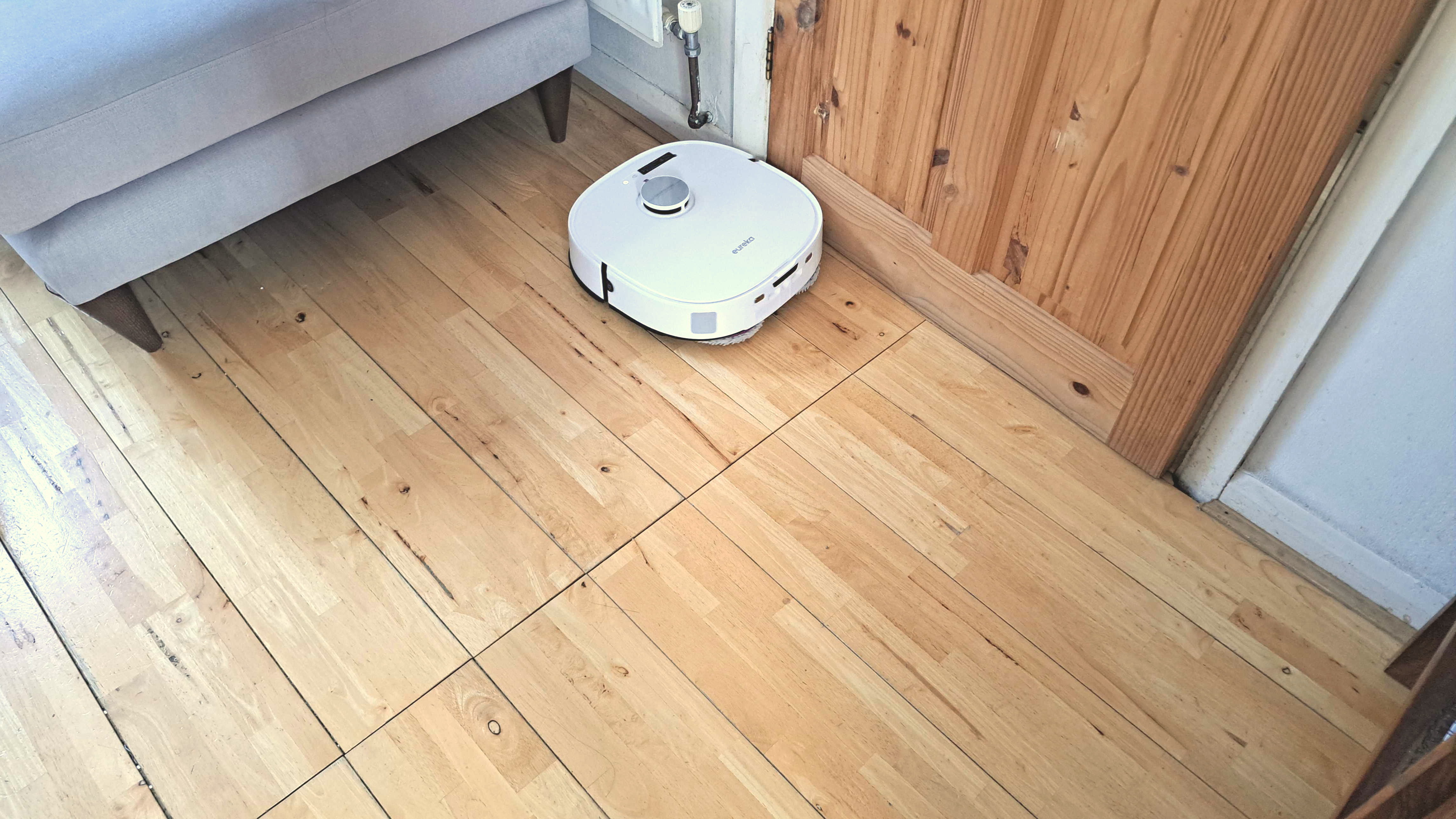 Eureka J15 Ultra Pro by door