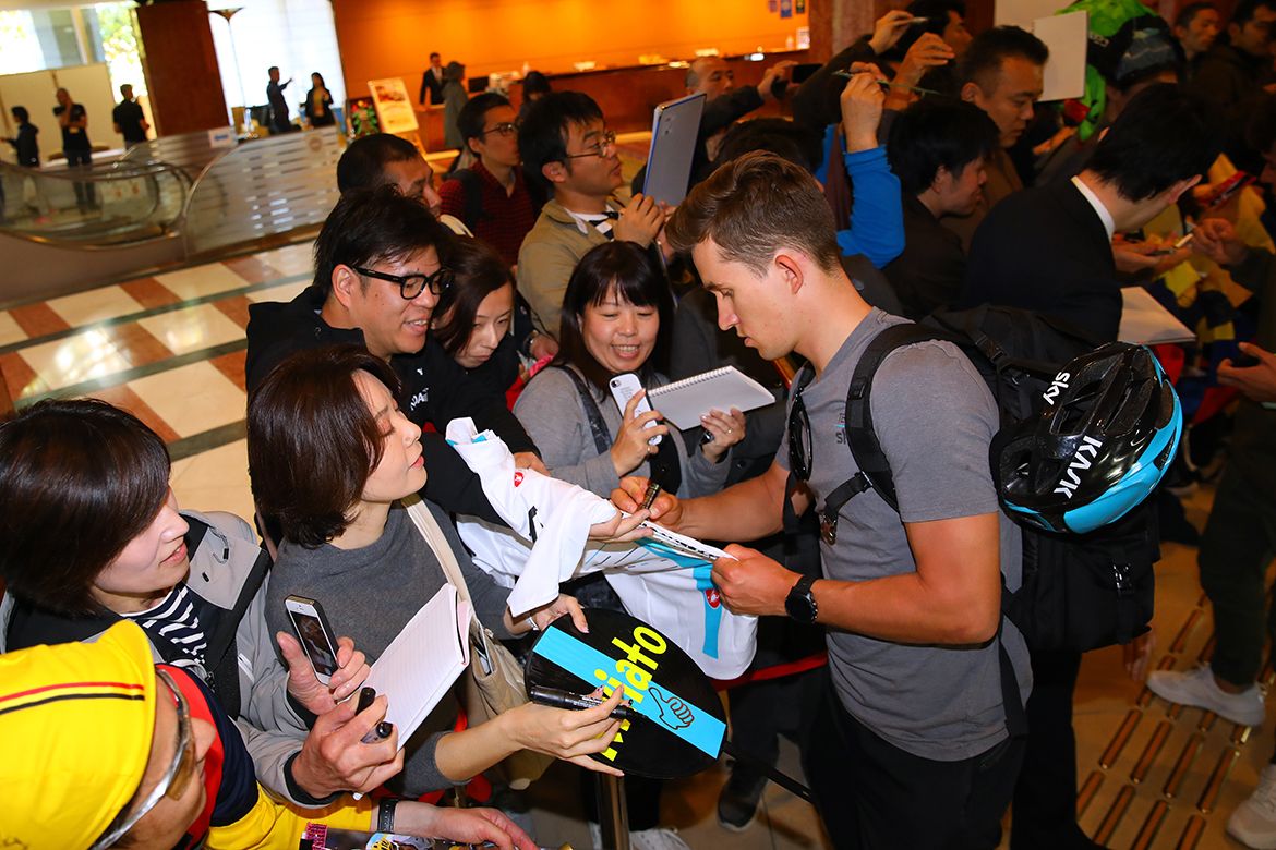 Michal Kwiatkowski signs autographs for fans
