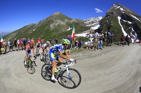 Nibali (Liquigas) leads the main group of favourites on the Col delle Finestre