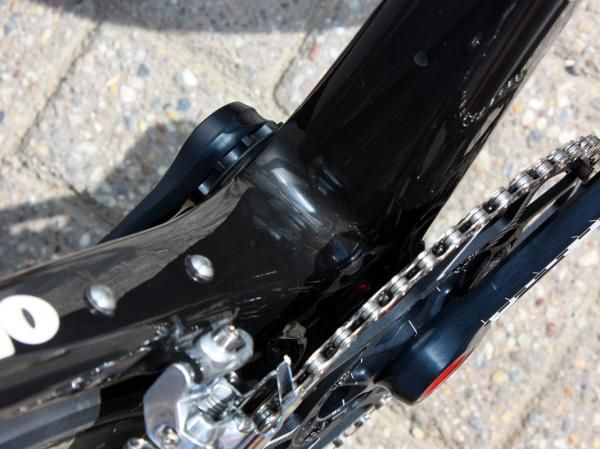 The bottom bracket (and attaching down tube and seat tube) offset isn't obvious until you notice the placement of the bottle bosses (which are positioned in the centerline of the frame).