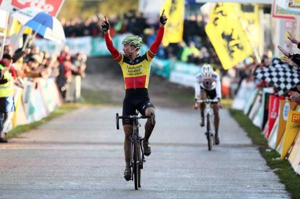 Sven Nys (Landbouwkrediet-Euphony) came out on top in an epic battle with Niels Albert (BKCP - Powerplus)