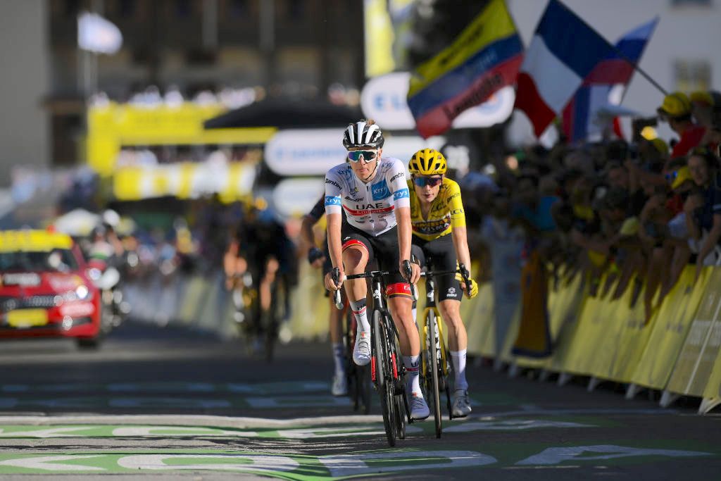 ALPE D'HUEZ, FRANCE - JULY 14: (L-R) Tadej Pogacar of Slovenia and UAE Team Emirates white best young jersey and Jonas Vingegaard Rasmussen of Denmark and Team Jumbo - Visma Yellow Leader Jersey cross the finishing line during the 109th Tour de France 2022, Stage 12 a 165,1km stage from Brian&Atilde;&sect;on to L'Alpe d'Huez 1471m / #TDF2022 / #WorldTour / on July 14, 2022 in Alpe d'Huez, France. (Photo by Alex Broadway/Getty Images)