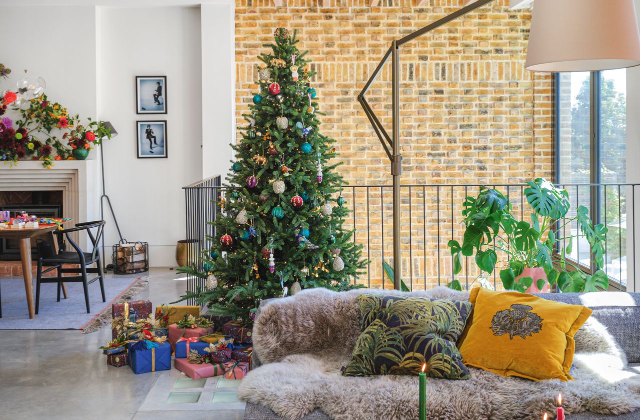 I tried all these viral Christmas tree decorating hacks