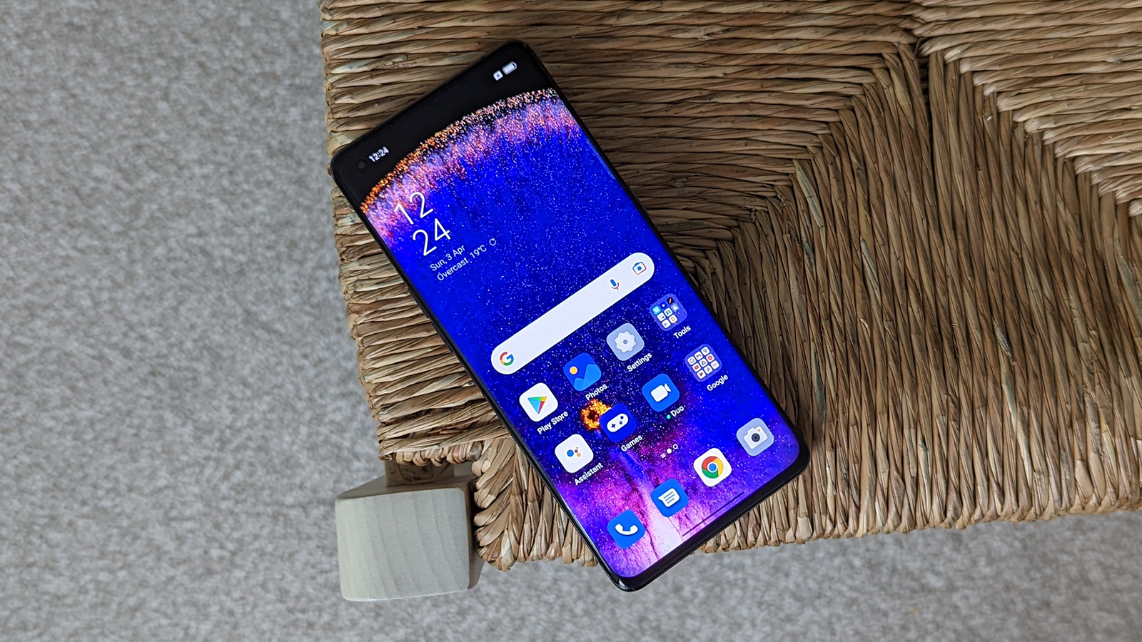 El Oppo Find X5 boca arriba sobre una silla