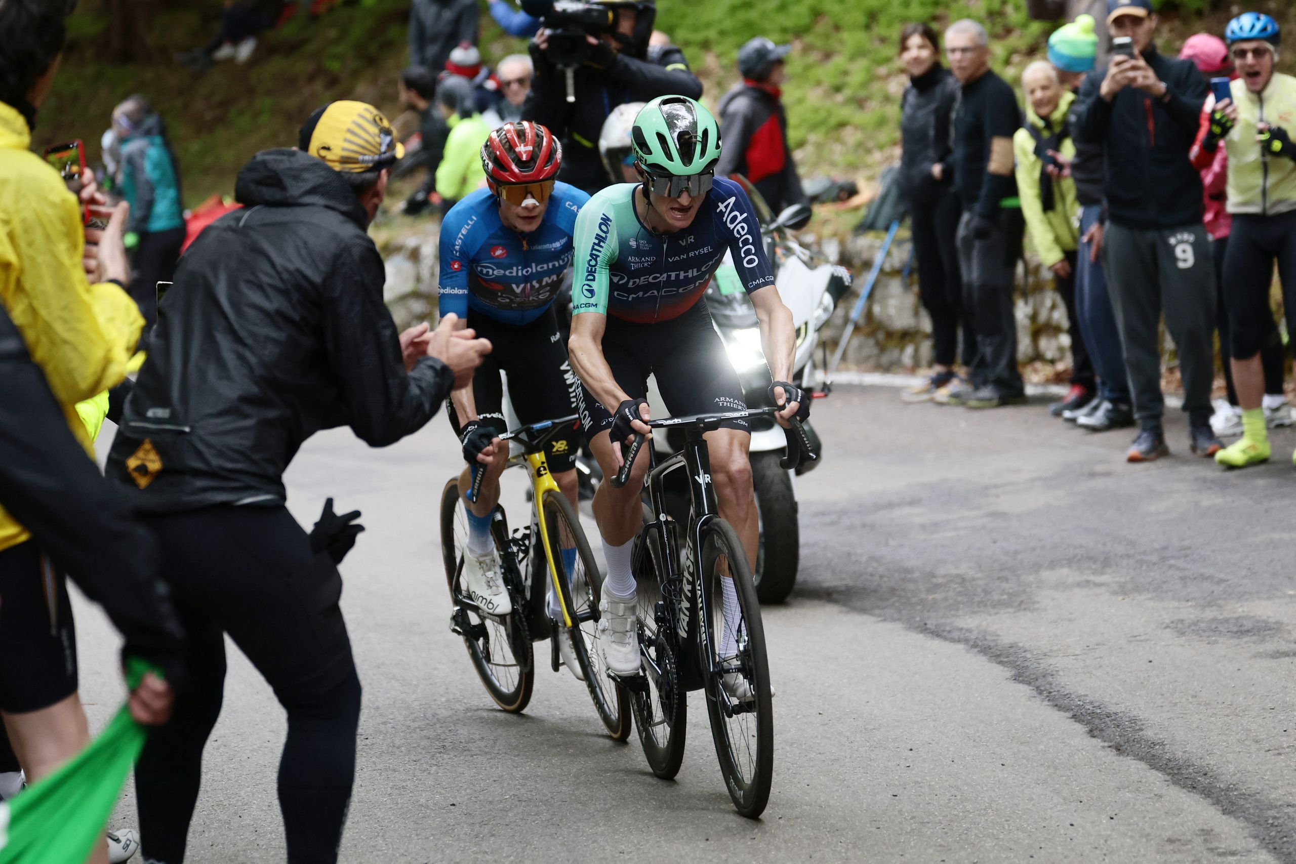 As it happened: GC stars put on a show as gap to pink shrinks again after stage 9 of Giro d’Italia 2026