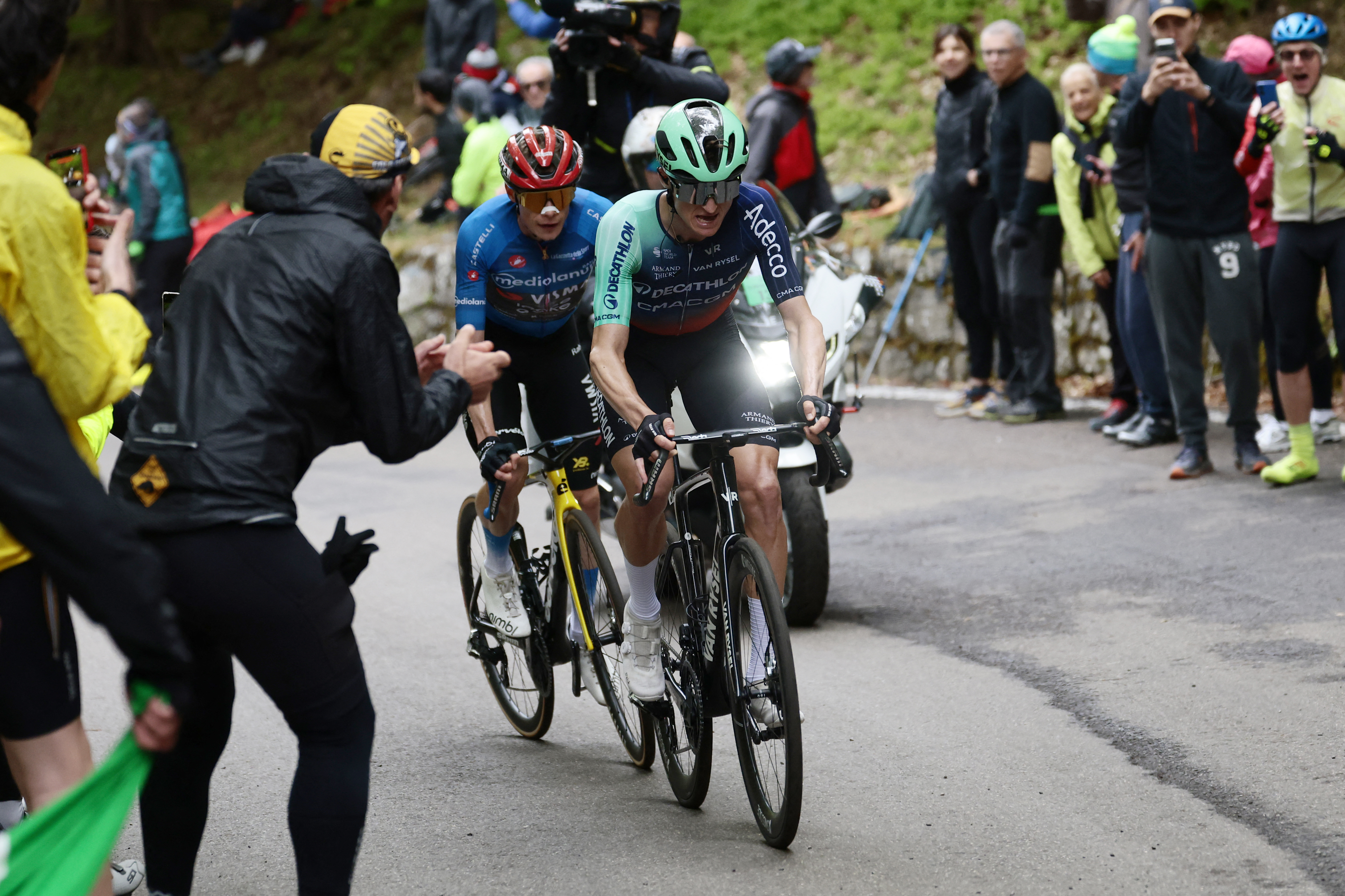 As it happened: GC stars put on a show as gap to pink shrinks again after stage 9 of Giro d'Italia 2026