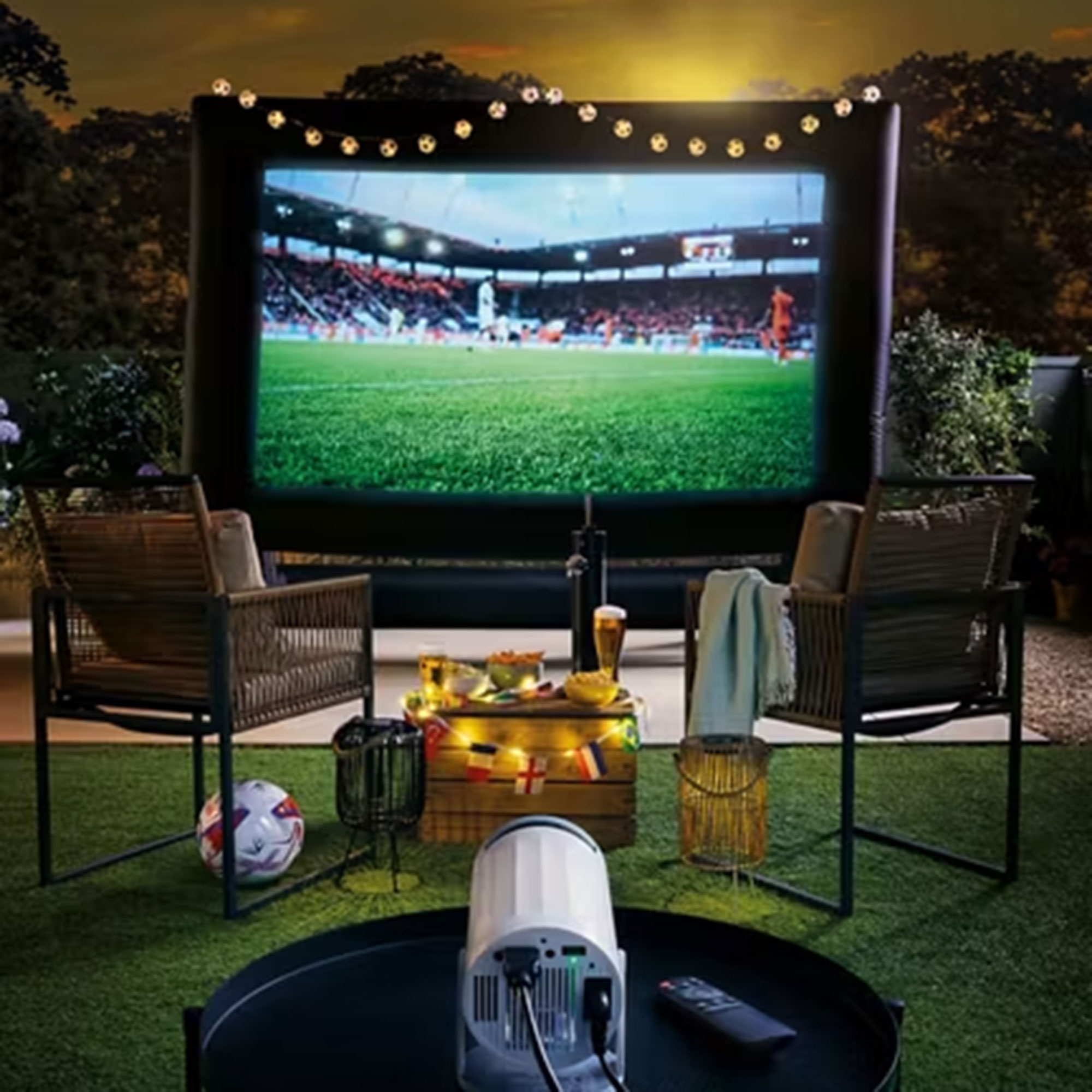 Inflateable screen and project with garden furniture