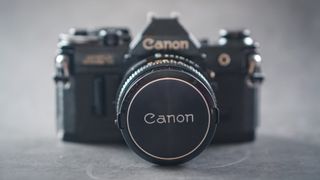 Una vecchia fotocamera Canon su sfondo grigio