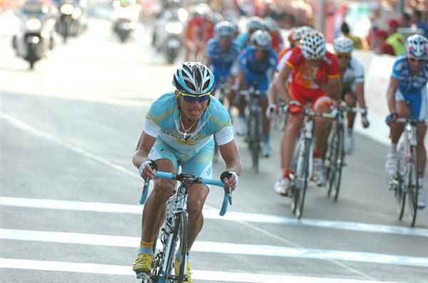 Alexandre Vinokourov (Kazakhstan) launches his final-lap attack.