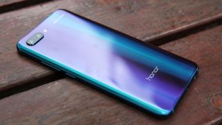 L'Honor 10 in una magnifica tonalità di blu. Image credit: TechRadar