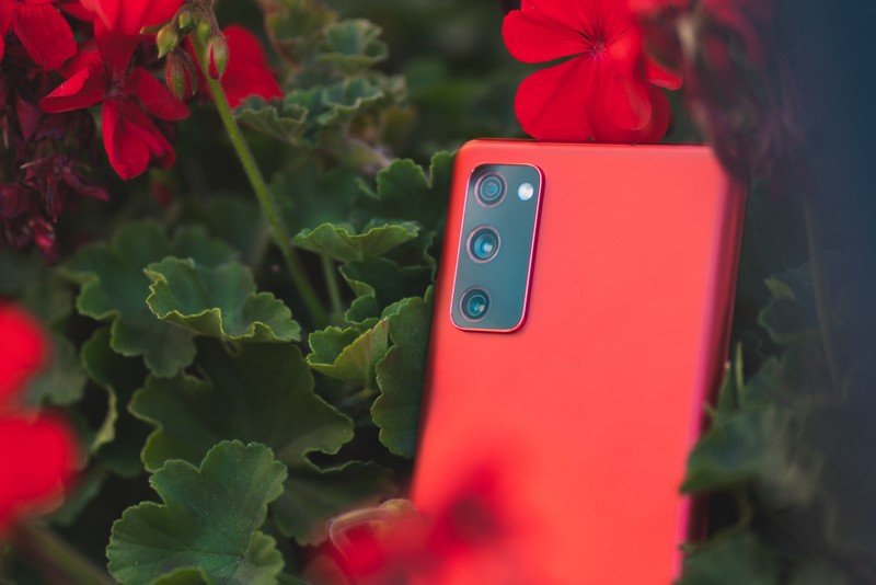 Galaxy S20 FE in Cloud Red
