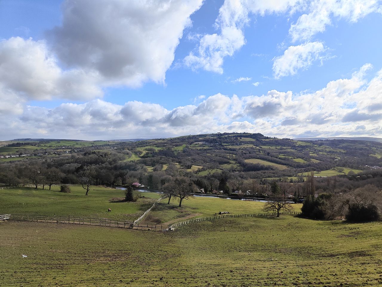 Oppo Find X5 camera sample showing a hilly landscape