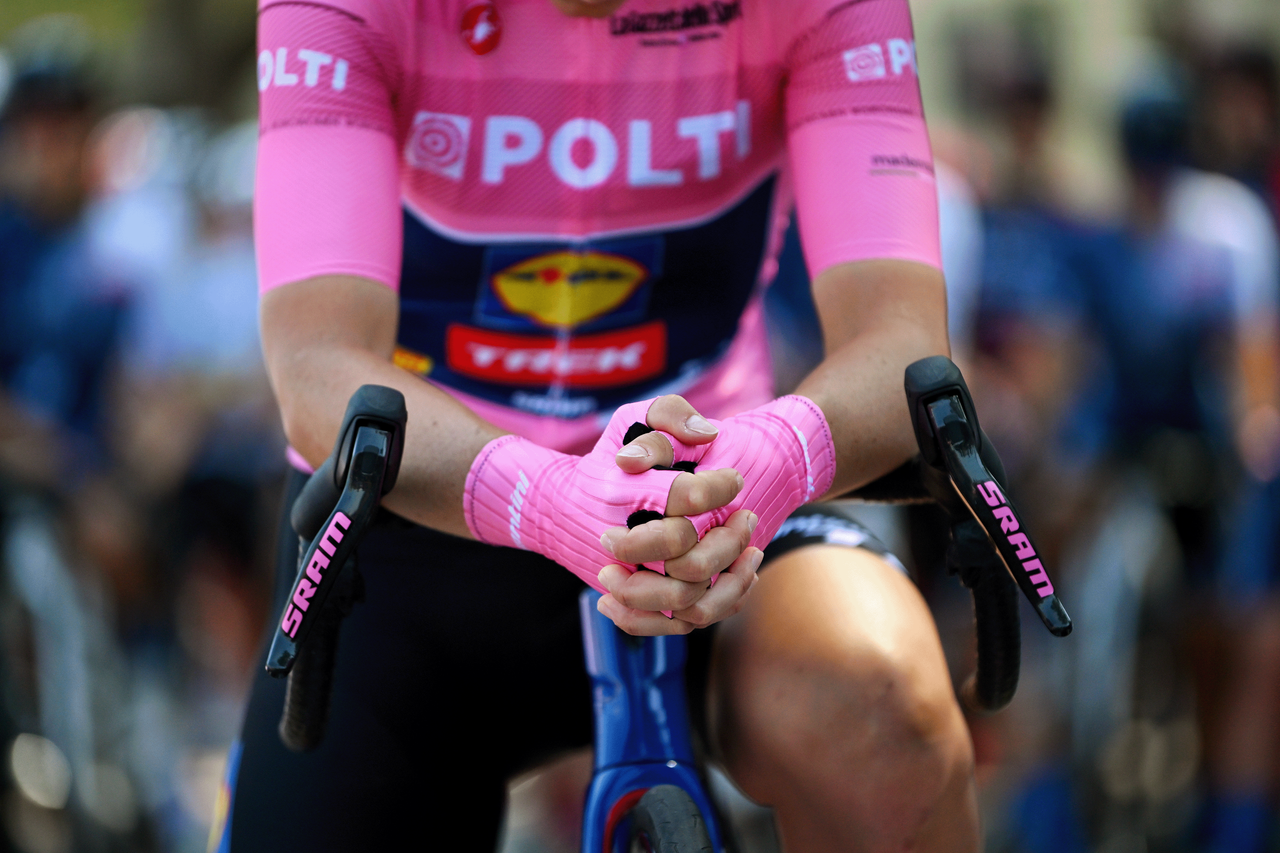 Pink details all over Elisa Longo Borghini's stage 2 setup