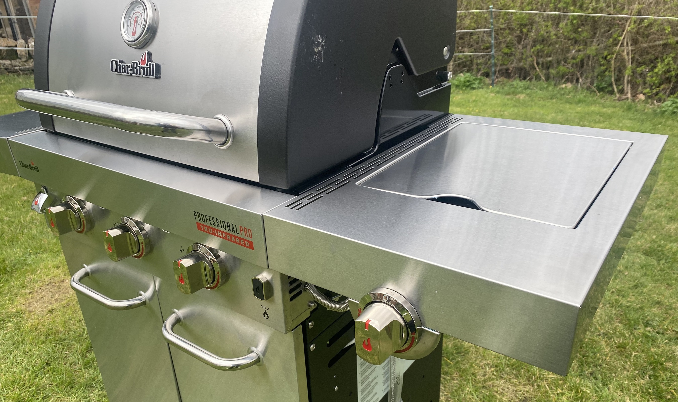 close up of dials on the Char-Broil Professional 3400S