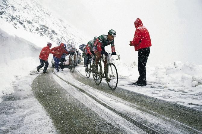 More riders on the Gavia in the 1988 Giro d'Italia
