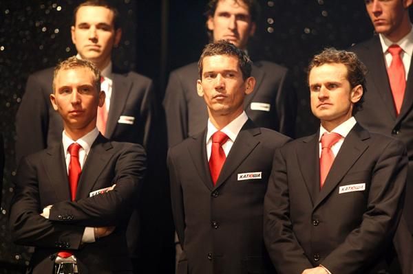 Robbie McEwen flanked by his teammates.