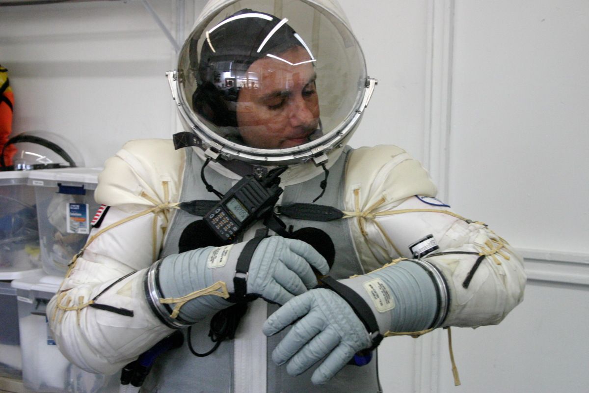 Зачем космонавту скафандр. Космический скафандр Орлан. Скафандр Космонавтов SPACEX. Скафандр Final Frontier Design. Космический костюм.