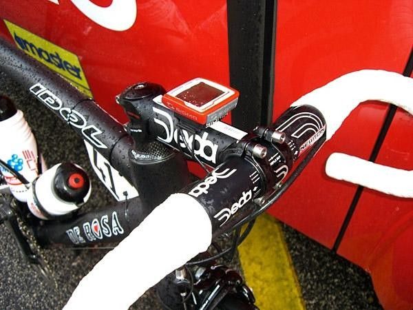 Garzelli's De Rosa Idol UD Prototype sports Deda Elementi's Zero100 thinwall stem