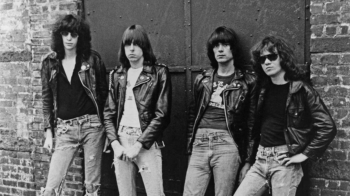 Ramones pet. Группа Ramones. Ramones 1996. Панк группа рамонес.