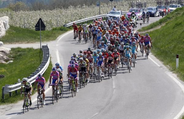 Lampre control the peloton