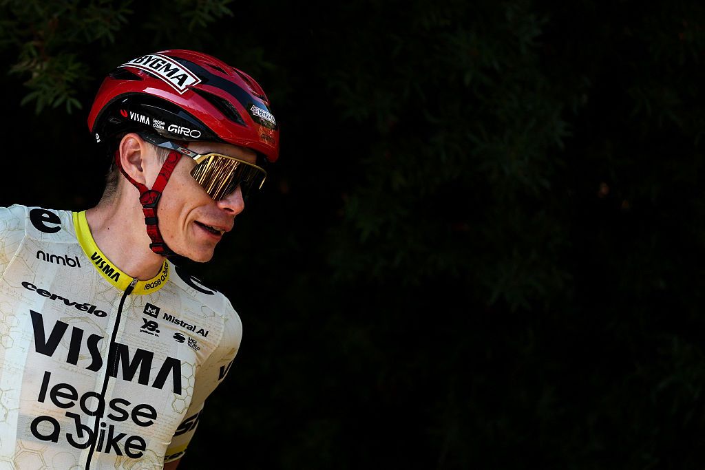 Jonas Vingegaard wearing the light colored 'rest day jersey' 