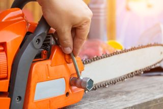 Tool-tensioning a chainsaw