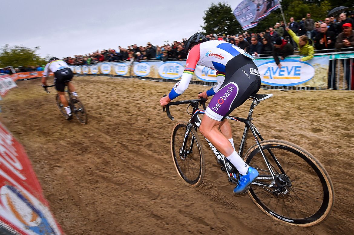 Wout Van Aert tries to pressure Mathieu van der Poel
