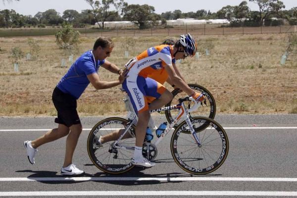 Luis Leon Sanchez (Rabobank) sets off after a puncture.