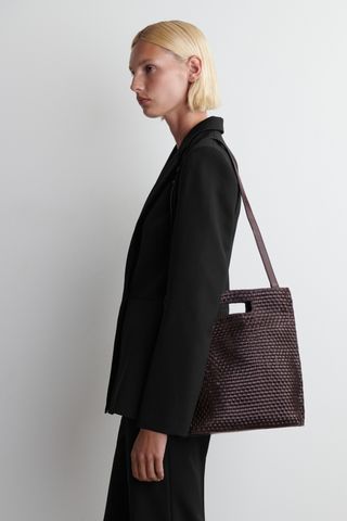 EcbnaHhRahkqTDhxQLXYs9-320-80 Cos 'Gallery Tote على وشك أن يكون خريف 2025 لشراء تكنولوجيا المعلومات