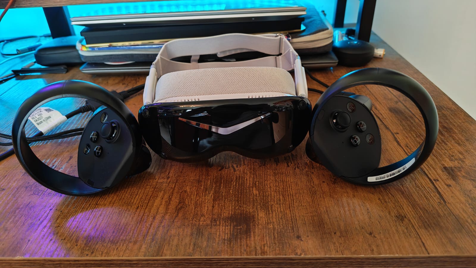 The Pimax Dream Air with its two controllers