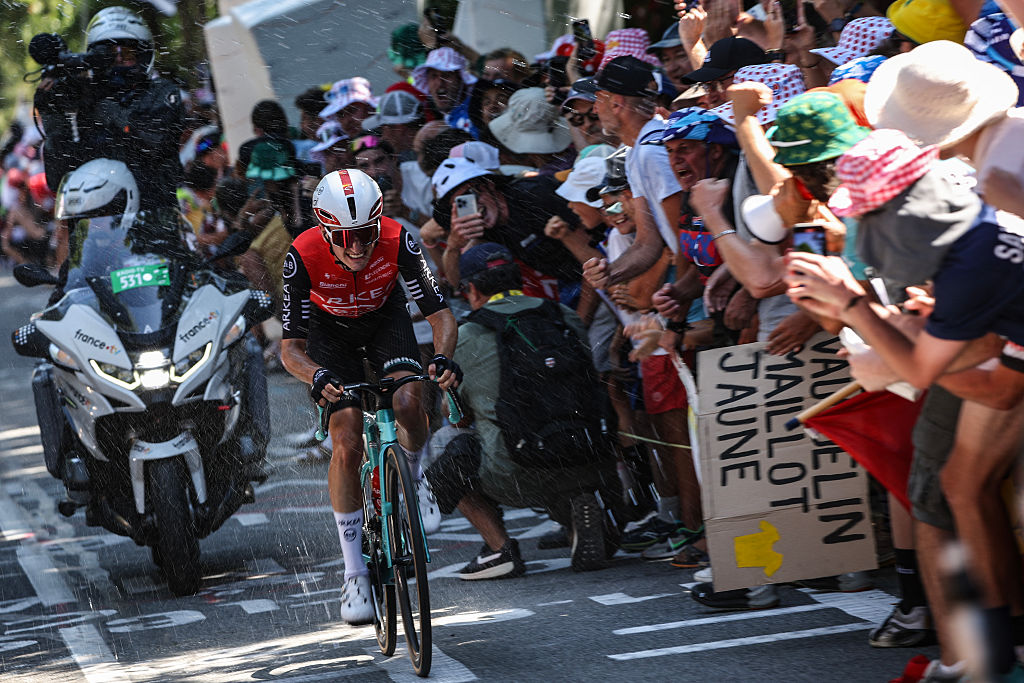 Arkea-B&B Hotels team's French rider Ewen Costiou cycles in a lone breakaway in the Mur-de-Bretagne ascent during the 7th stage of the 112th edition of the Tour de France cycling race, 197 km between Saint-Malo and Mur-de-Bretagne Guerledan, in Brittany, western France, on July 11, 2025. (Photo by Anne-Christine POUJOULAT / AFP)