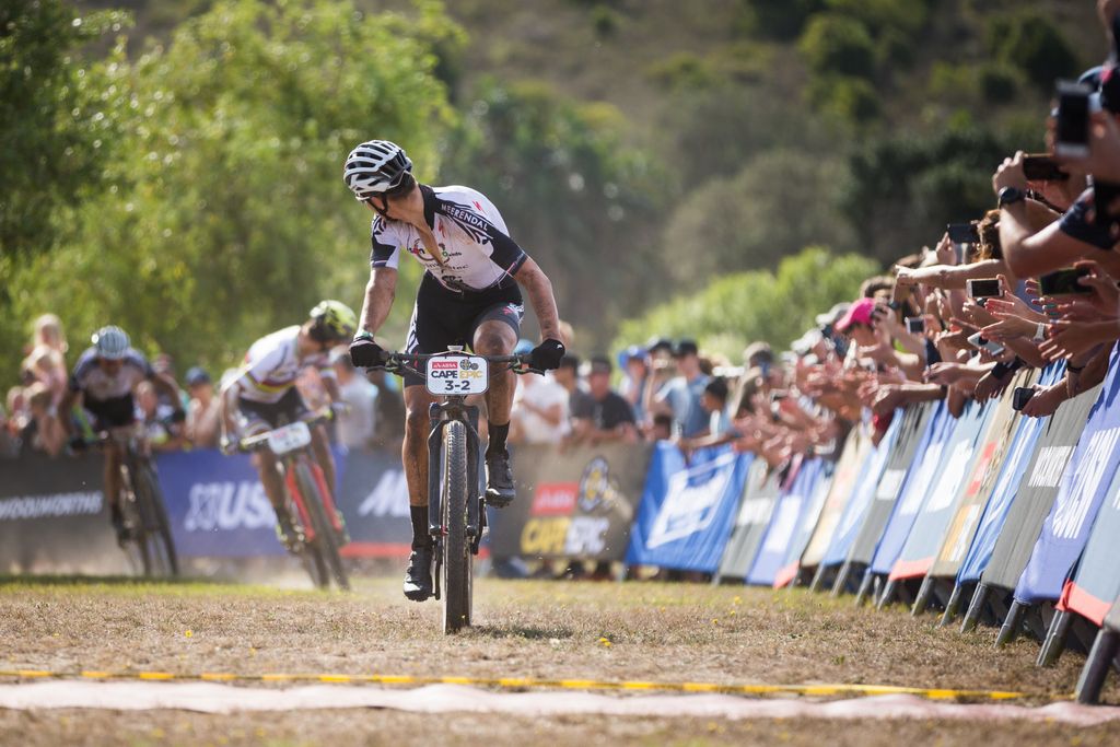 Jaroslav Kulhavy (Investec-Songo-Specialized) checks the distance before celebrating