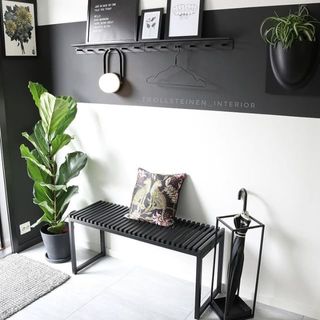 Hallway decorated in black and white by Trollsteinen Interior