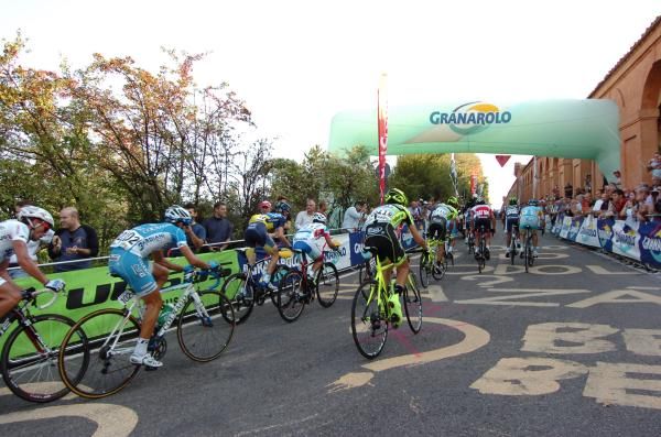 The peloton in the Giro dell'Emilia