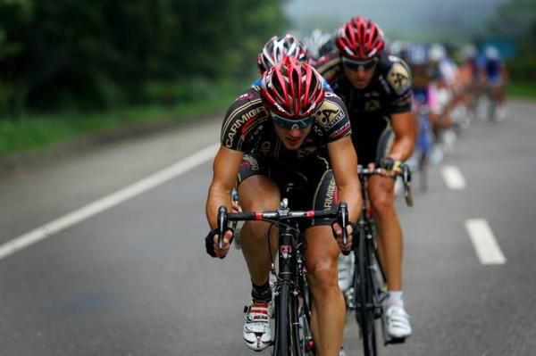 Laurent Beuret (CarmioOro A-Style) leads the charge as the finish line approaches.
