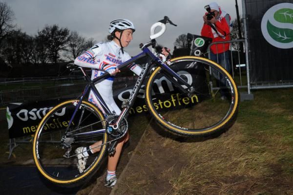 Helen Wyman (Kona) in pursuit of the leaders.