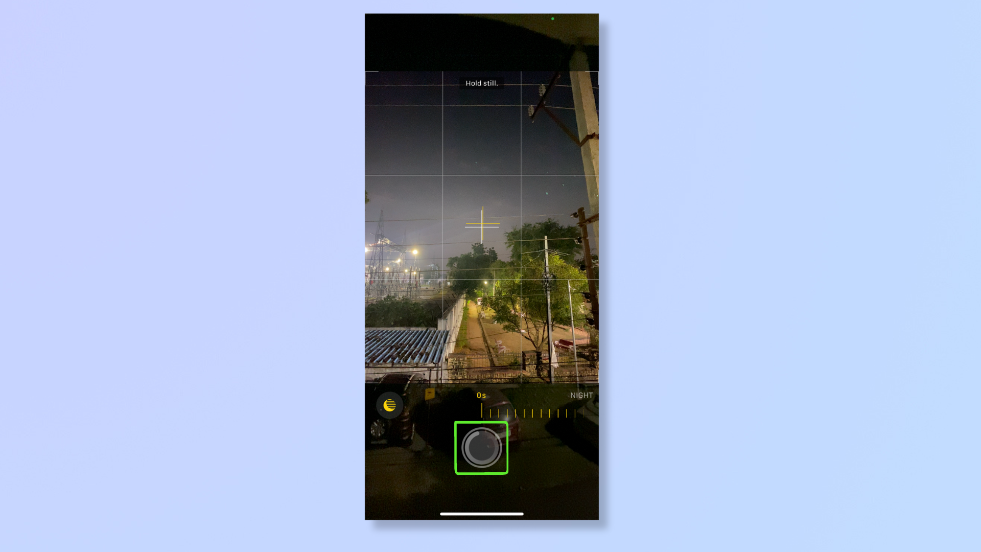 Скриншот приложения «Камера» на iPhone с выделенной кнопкой спуска затвора.
