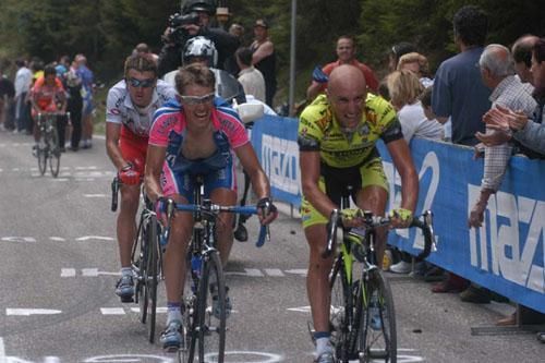Stefano Garzelli leads Raimondas Rumsas and Yaroslav Popovych.