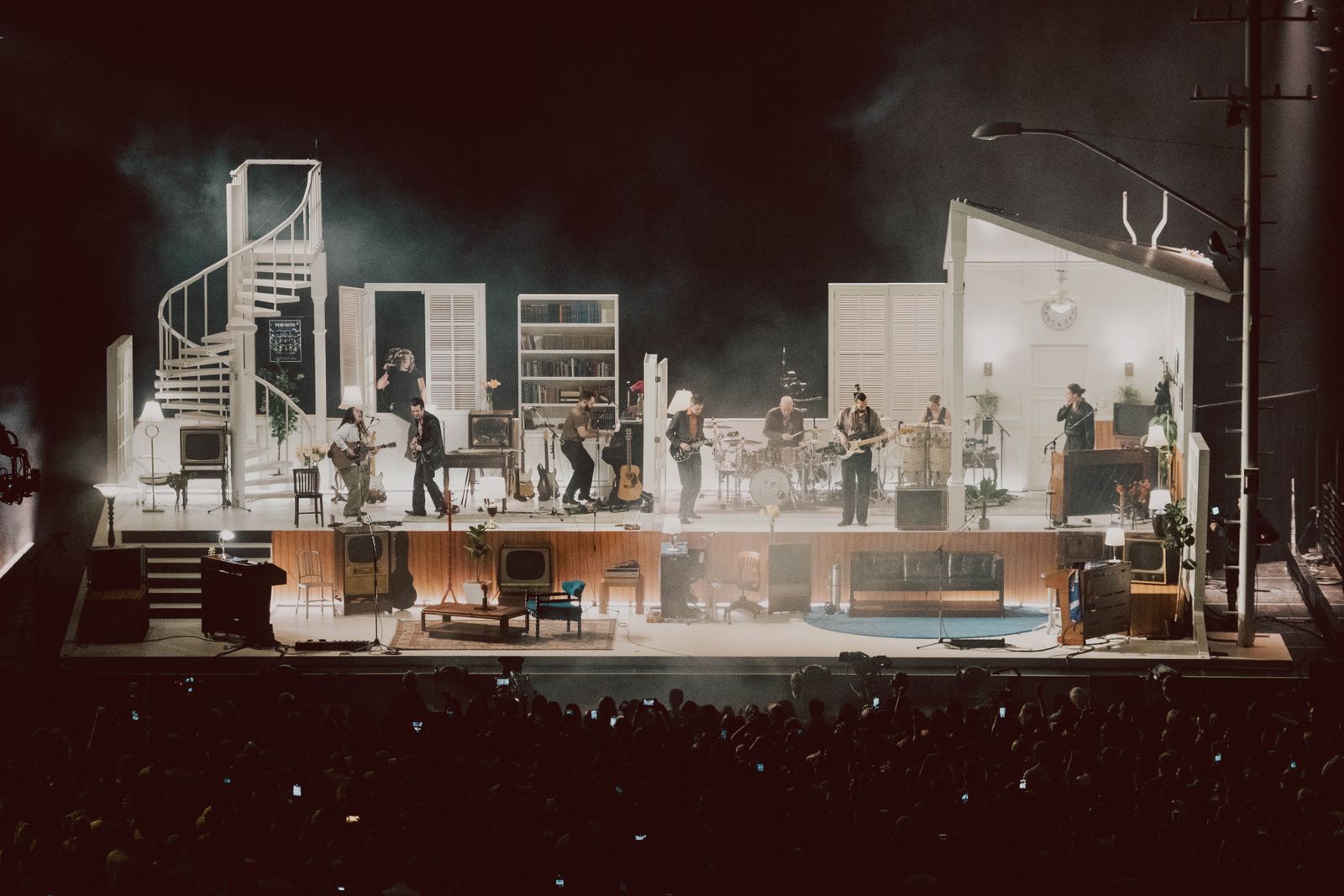 1975 stage design is inspired by a house | Wallpaper